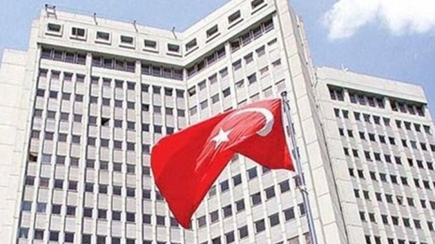 Το τουρκικό ΥΠΕΞ ζητά να οδηγηθούν στη Δικαιοσύνη οι βάνδαλοι του Ρουβίκωνα