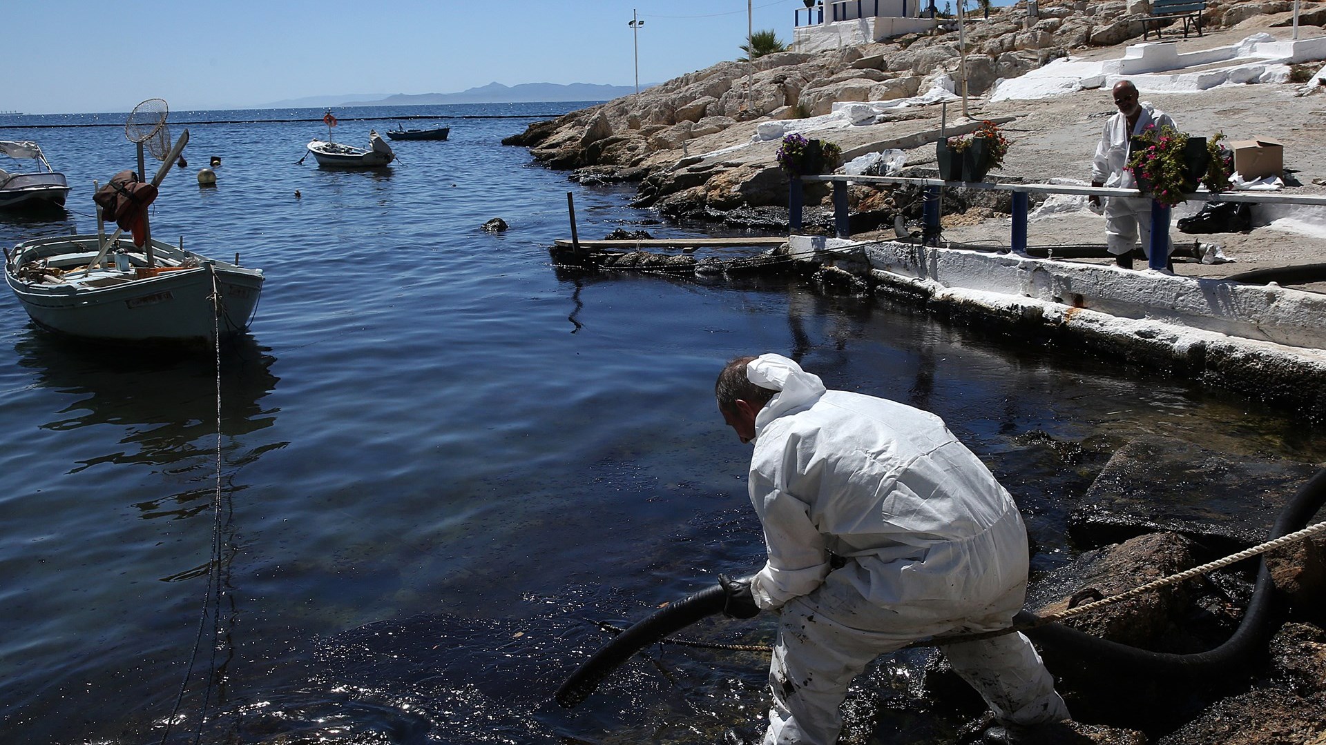 Σε πληγείσες από τη ρύπανση παράκτιες περιοχές την Πέμπτη ο Κουρουμπλής