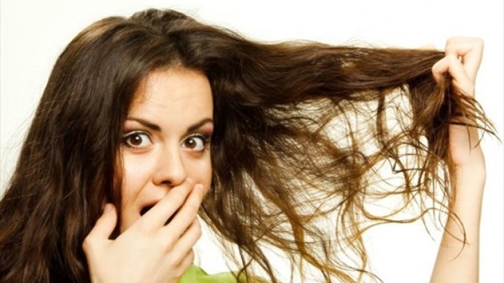 Λαδώνουν συχνά τα μαλλιά σου; Οι 6 λόγοι που ευθύνονται γι’ αυτό