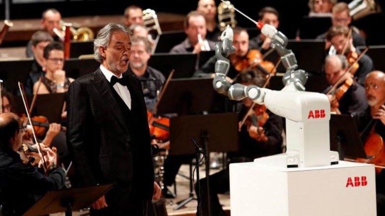 Ρομπότ μαέστρος διευθύνει ορχήστρα με τενόρο τον Μποτσέλι – ΒΙΝΤΕΟ