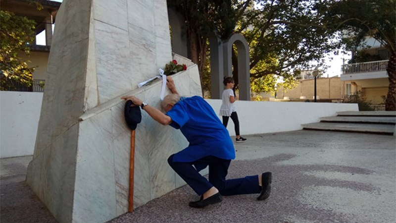 Συγκλόνισε ο Μανώλης Γλέζος – Γονάτισε στο μνημείο πεσόντων του Αγρινίου – ΦΩΤΟ – ΒΙΝΤΕΟ