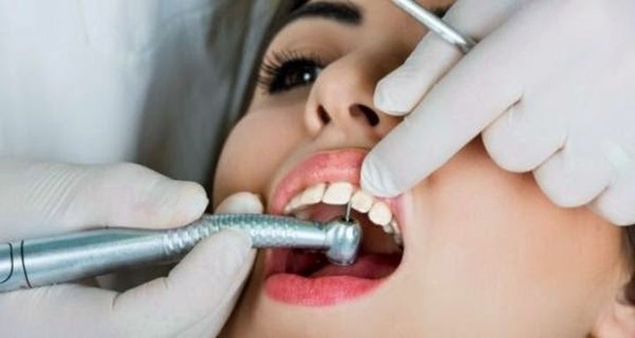 Κατάστημα με άδεια κομμωτηρίου έκανε… λεύκανση δοντιών