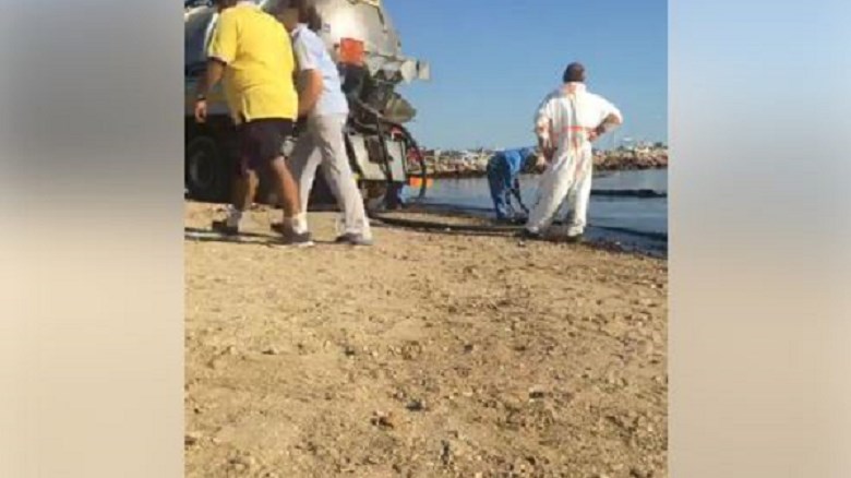 ΑΠΕΥΘΕΙΑΣ – Ο καθαρισμός της ακτής της Γλυφάδας