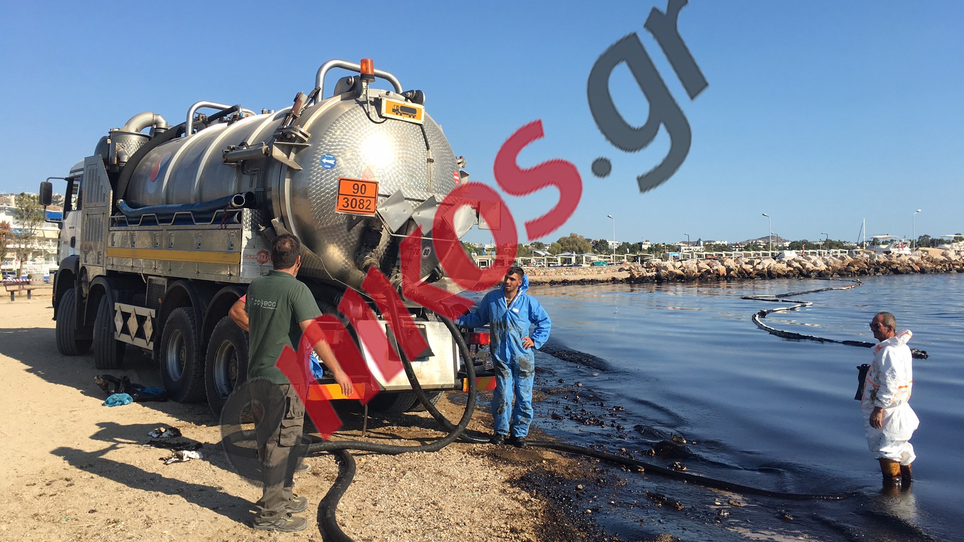 Εικόνες από τις εργασίες απορρύπανσης στην ακτή της Γλυφάδας – ΦΩΤΟ