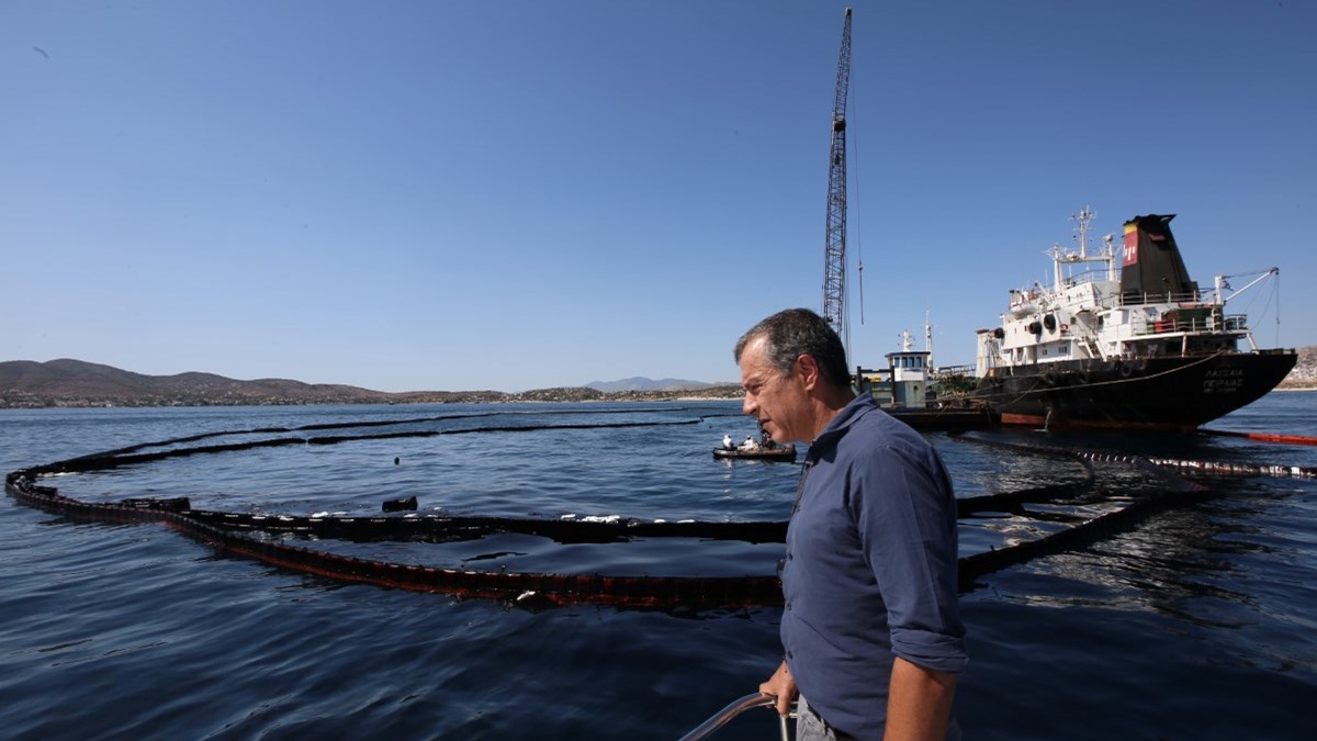 Στη Σαλαμίνα ο Σταύρος Θεοδωράκης – Ενημερώθηκε για τη ρύπανση από την πετρελαιοκηλίδα