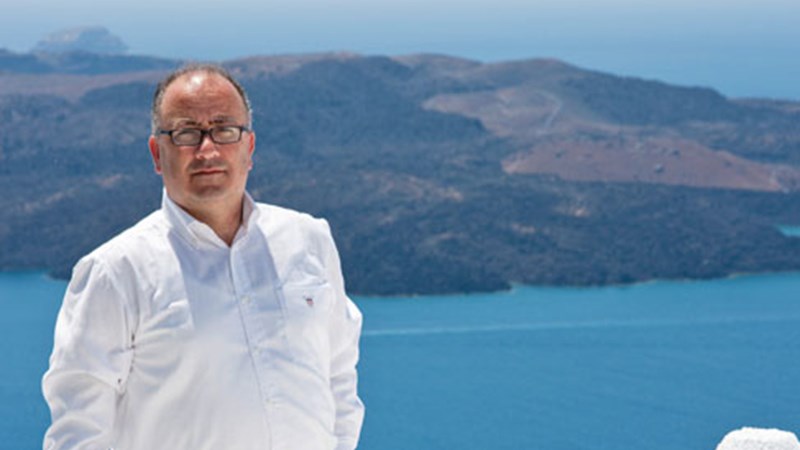 Ο Δήμαρχος Σαντορίνης ζητά από τους κατοίκους να… υιοθετήσουν έναν εκπαιδευτικό