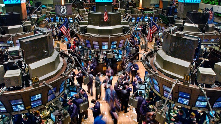 Wall Street: Έκλεισε με μικτά αποτελέσματα – Νέο υψηλό ρεκόρ για τον Dow Jones
