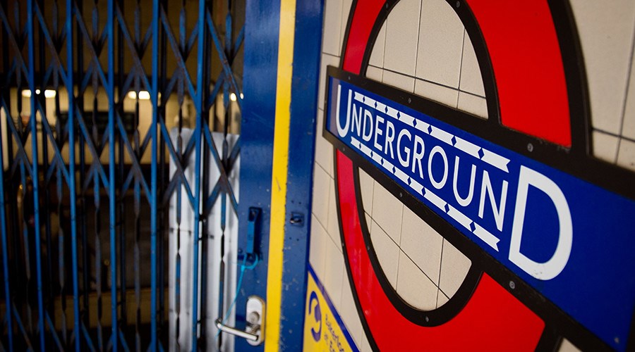 Επιβάτες υπέστησαν εγκαύματα στο πρόσωπο από την έκρηξη στο μετρό του Λονδίνου – ΤΩΡΑ