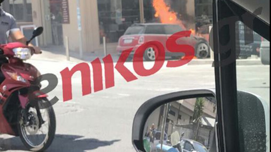 Στις φλόγες τυλίχθηκε αυτοκίνητο στον Πειραιά – ΦΩΤΟ αναγνώστη