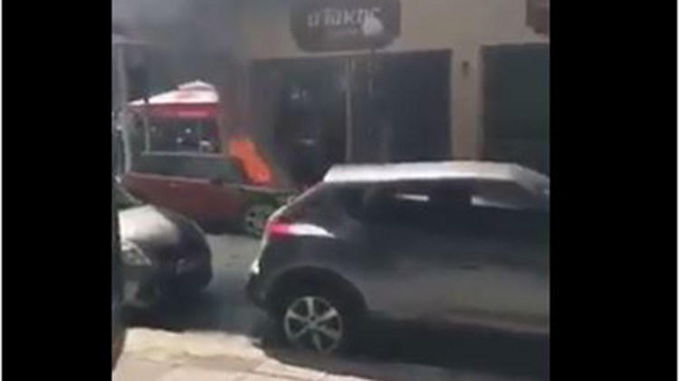 ΒΙΝΤΕΟ από τη φωτιά έξω από το ΙΚΑ Πειραιά