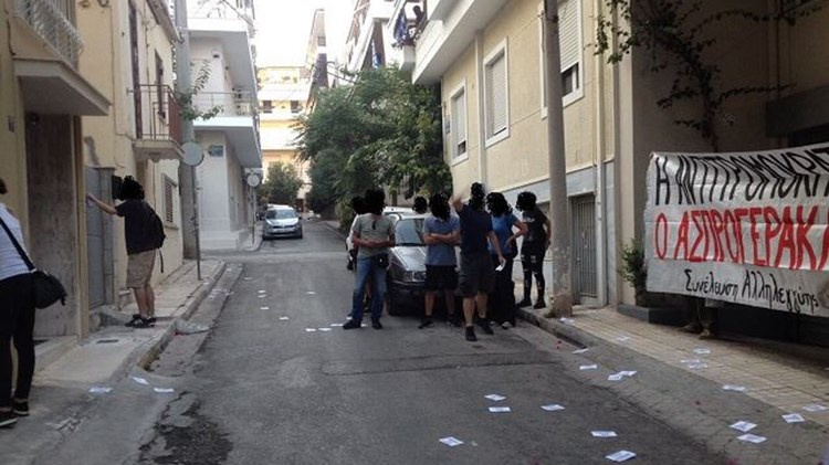 Πέταξαν τρικάκια και έγραψαν συνθήματα έξω από το σπίτι του Εισαγγελέα Εφετών Δημήτρη Ασπρογέρακα – ΦΩΤΟ