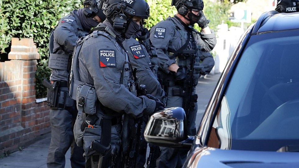 Βρετανία: Ανθρωποκυνηγητό για τη σύλληψη των τρομοκρατών – ΦΩΤΟ