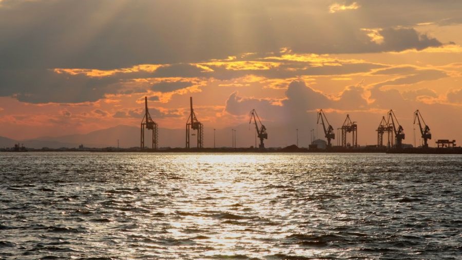 Αποκολλήθηκε το φορτηγό πλοίο που είχε προσαράξει στον Θερμαϊκό