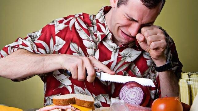 Τόσο απλό ήταν; Το μυστικό για να καθαρίζετε ένα κρεμμύδι χωρίς δάκρυα – ΒΙΝΤΕΟ