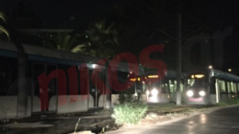 Ακινητοποιημένο αυτοκίνητο στις γραμμές του τραμ – Κυκλοφοριακό χάος – ΦΩΤΟ αναγνώστη