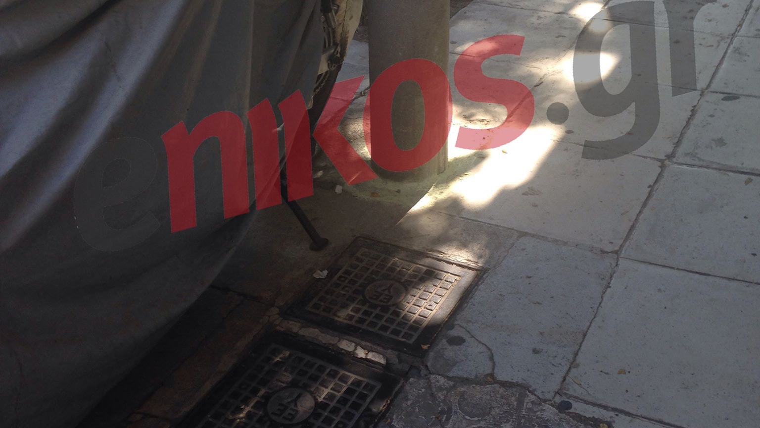 Κλείδωσε τη μηχανή του σε κολώνα πάνω σε πεζοδρόμιο αδιαφορώντας για τους πεζούς – ΦΩΤΟ αναγνώστη