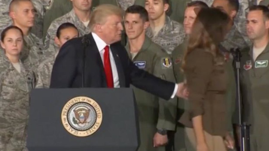 Νέα αμήχανη στιγμή για τη Μελάνια – Ο Τραμπ την έδιωξε από τη σκηνή – ΒΙΝΤΕΟ