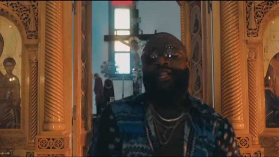 Αντιδράσεις για το βίντεο κλιπ Αμερικανού ράπερ που γυρίστηκε σε εκκλησία στη Σαντορίνη – ΒΙΝΤΕΟ