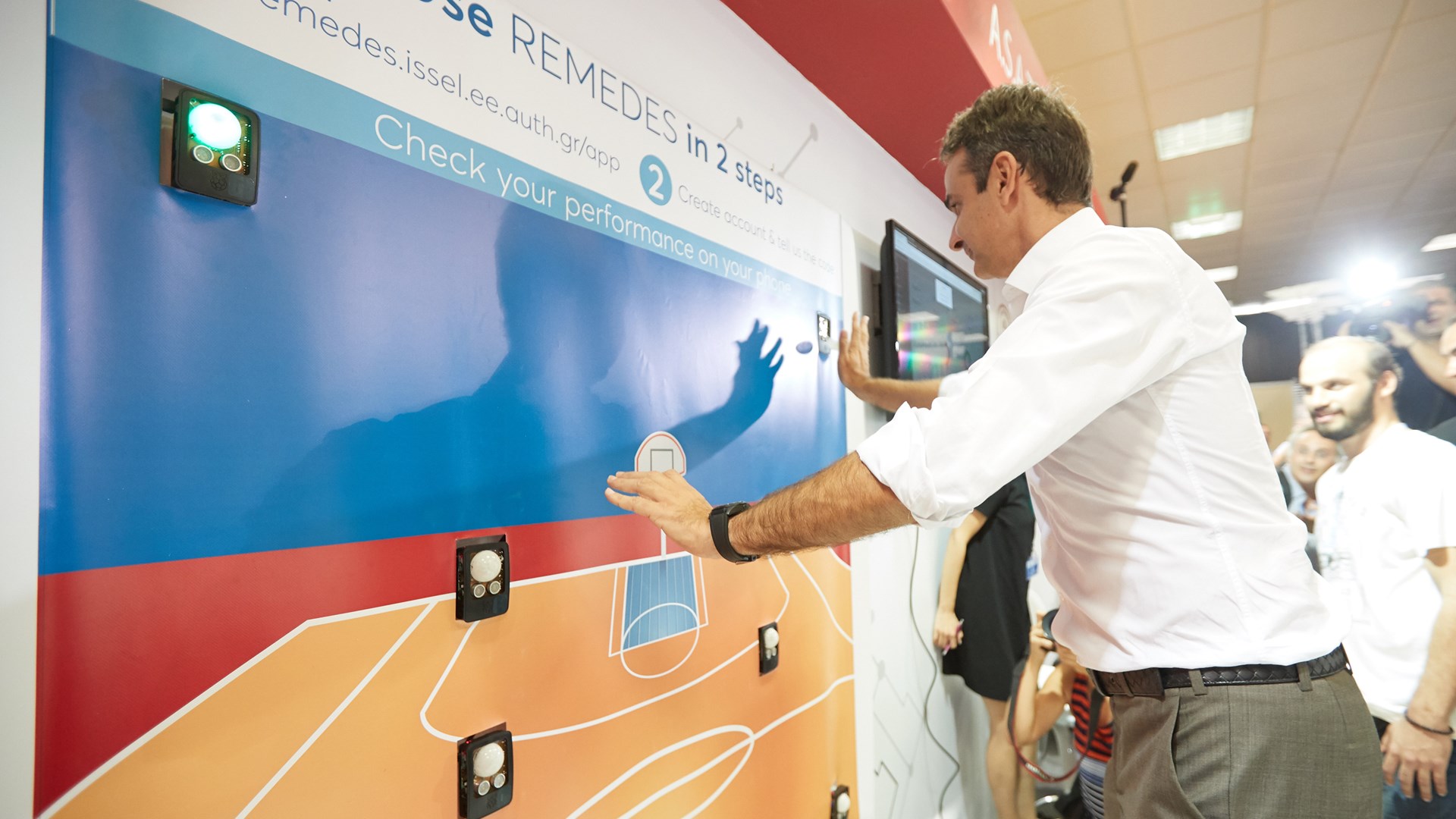 Ο Μητσοτάκης κέρδισε τον Άδωνι σε τεστ αντανακλαστικών – ΒΙΝΤΕΟ