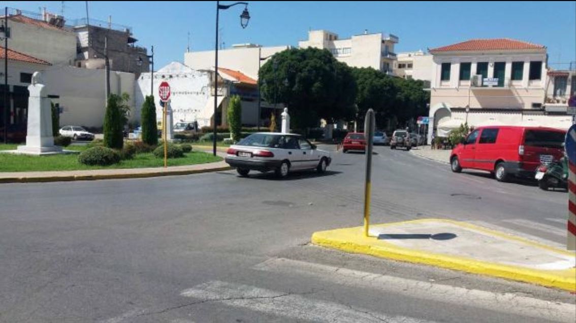 Ταξί παρέσυρε δημοτικό αστυνομικό στην Καλαμάτα