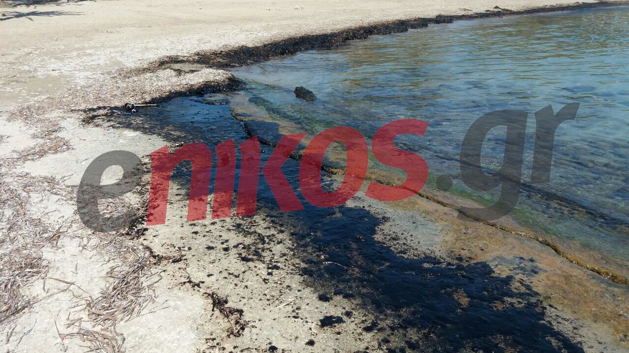 “Μαύρισε” η παραλία του Αγίου Κοσμά – ΦΩΤΟ αναγνώστη