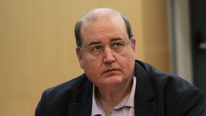 Σε ρόλο… ψάλτη ο Νίκος Φίλης – ΒΙΝΤΕΟ