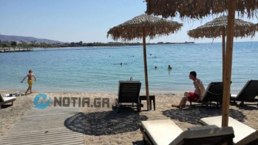 Μικρά παιδιά κάνουν μπάνιο στις μολυσμένες από την πετρελαιοκηλίδα θάλασσες – ΦΩΤΟ – ΒΙΝΤΕΟ