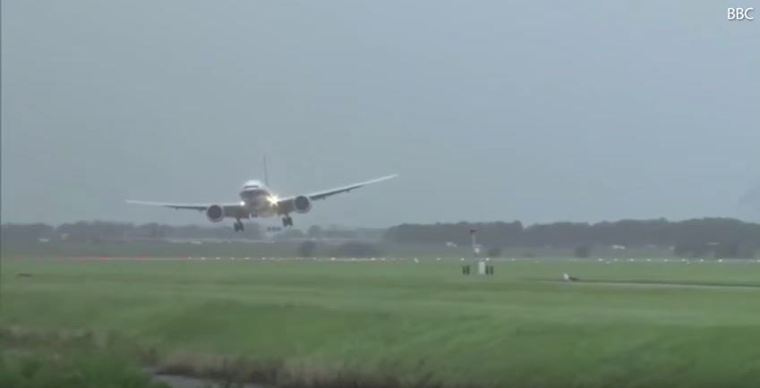 Η δραματική προσγείωση ενός αεροπλάνου που κόβει την ανάσα – ΒΙΝΤΕΟ