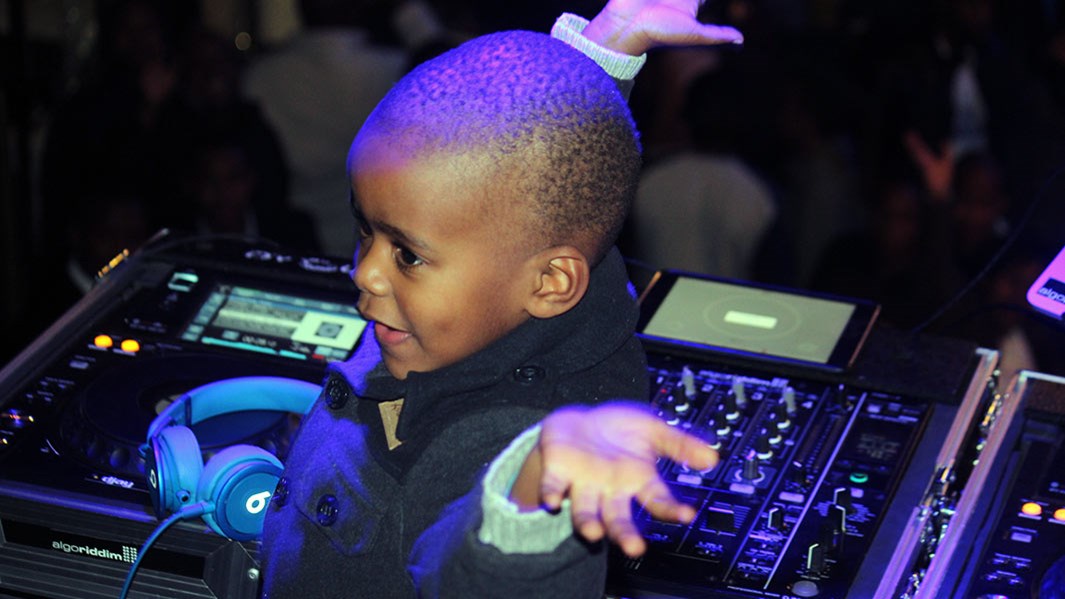 Αυτός είναι ο μικρότερος σε ηλικία DJ στον κόσμο σύμφωνα με το βιβλίο των ρεκόρ Γκίνες – ΒΙΝΤΕΟ