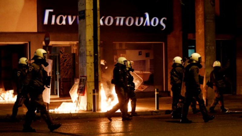 Επεισόδια στην πορεία μνήμης για τον Παύλο Φύσσα – Οκτώ προσαγωγές – ΦΩΤΟ