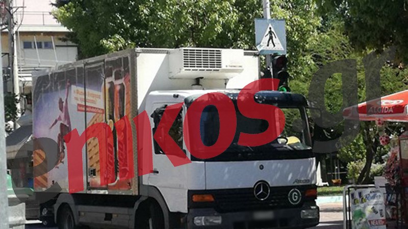 Επαγγελματίας οδηγός πάρκαρε… στο πεζοφάναρο – ΦΩΤΟ αναγνώστη