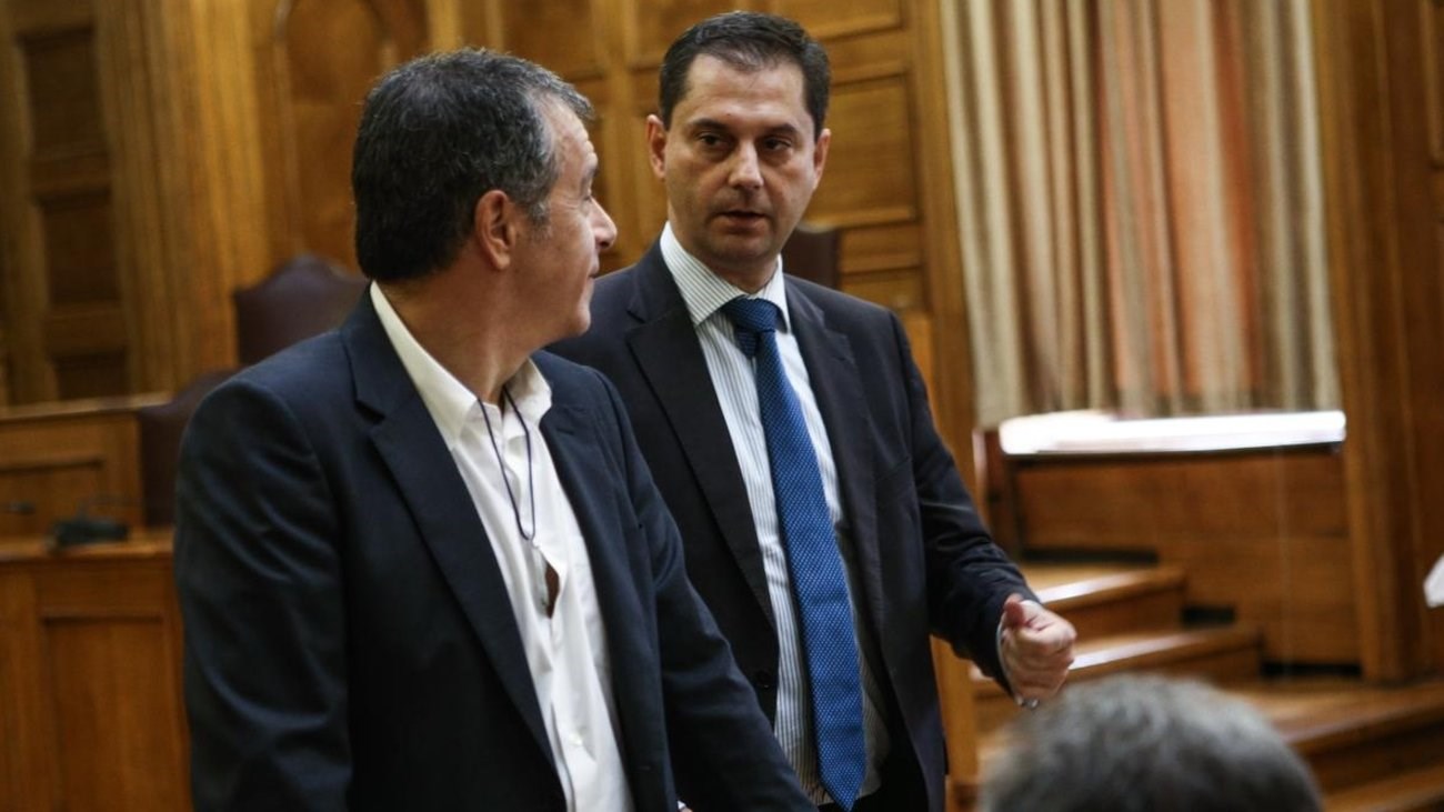 “Καρφιά” κατά του Θεοδωράκη από τον Θεοχάρη: Προτίμησε τον δρόμο της προσωπικής του πολιτικής επιβίωσης