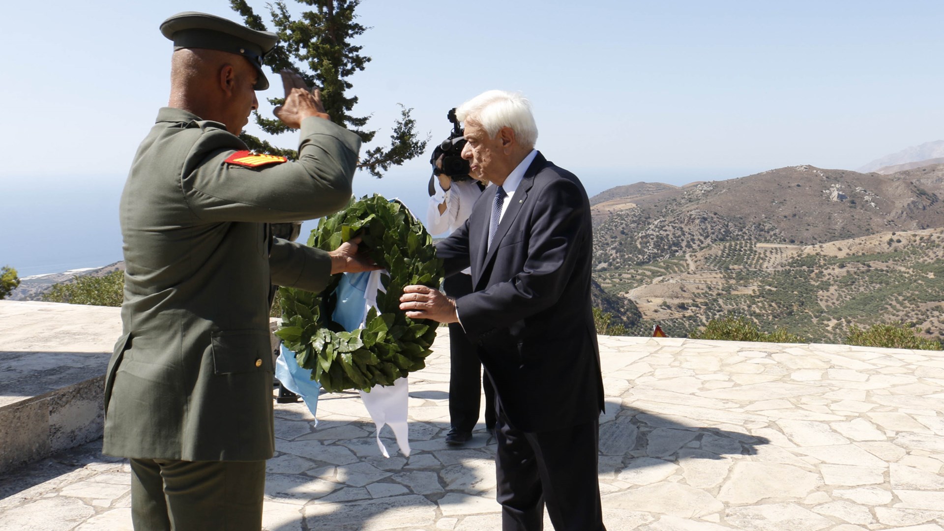 Στεφάνι στο μνημείο ολοκαυτώματος της Βιάννου κατέθεσε ο Πρόεδρος της Δημοκρατίας – ΦΩΤΟ