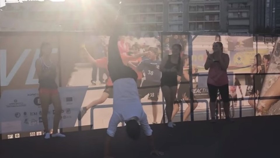 Η… κατακόρυφος του Σάκη Ρουβά στη ΔΕΘ – ΒΙΝΤΕΟ