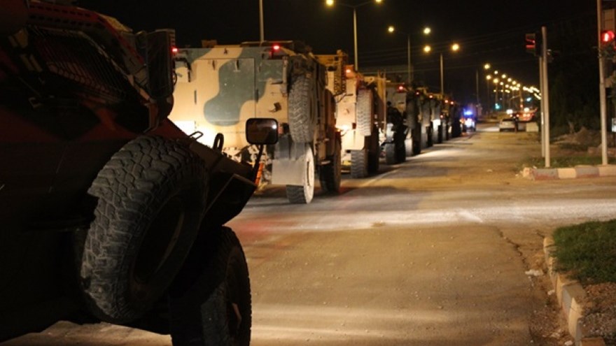 Η Τουρκία στέλνει στρατιωτικά οχήματα στα σύνορά της με τη Συρία