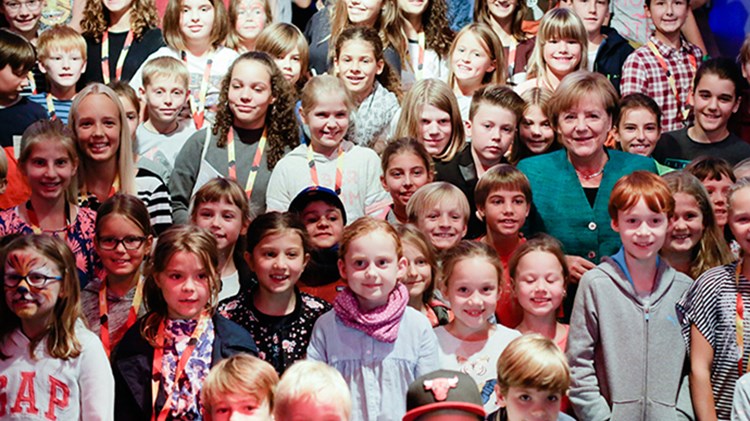 Η Μέρκελ θα ήθελε να ήταν αστροναύτης και λατρεύει τα μακαρόνια με κιμά – Πότε της έπεσε το πρώτο δόντι