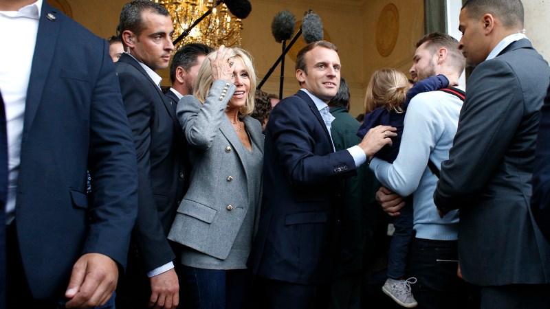 Τουλάχιστον 20.000 Γάλλοι επισκέφτηκαν το ζεύγος Μακρόν στο Μέγαρο των Ηλυσίων – Χαμός για μία selfie με τον Πρόεδρο
