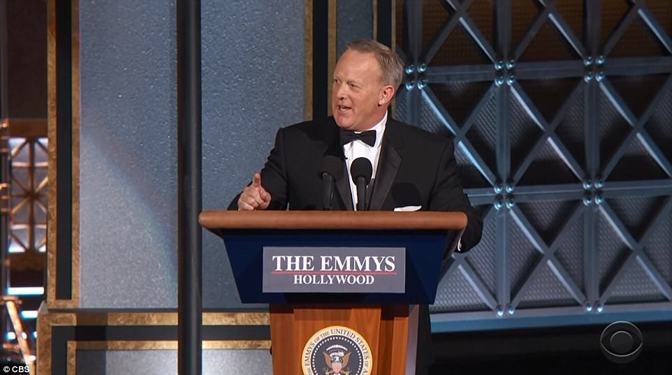 Η απροσδόκητη εμφάνιση του πρώην εκπροσώπου του Λευκού Οίκου στα βραβεία Emmy – ΦΩΤΟ – ΒΙΝΤΕΟ