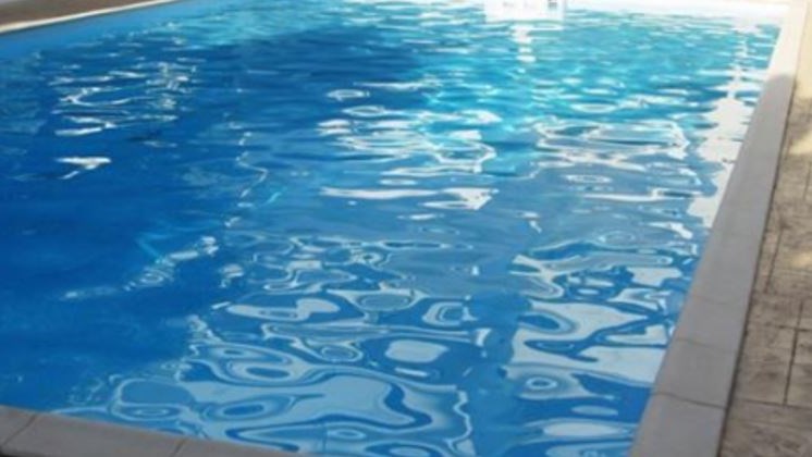 Κολυμπούσε σε πισίνα και βρήκε κάλυκα όπλου