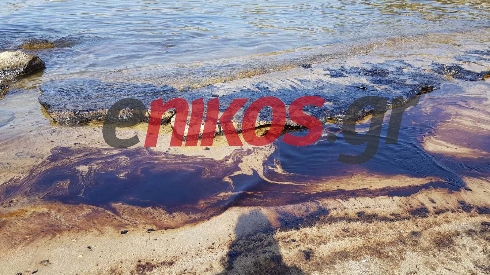 “Μαύρη” η παραλία του Αγίου Κοσμά – ΦΩΤΟ αναγνώστη