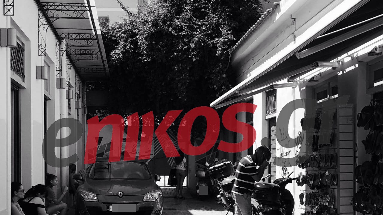 Πάρκαραν σε πεζόδρομο κλείνοντας την είσοδο σχολείου – ΦΩΤΟ αναγνώστη