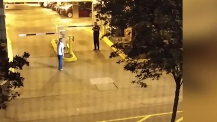 ΒΙΝΤΕΟ σοκ – Αστυνομικοί πυροβολούν φοιτήτρια στις ΗΠΑ