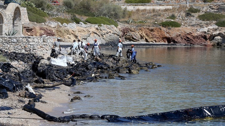 Ο διευθυντής της οργάνωσης Αρχιπέλαγος στον realfm: Καθαρίζουν την παραλία και αφήνουν το πετρέλαιο στο βυθό