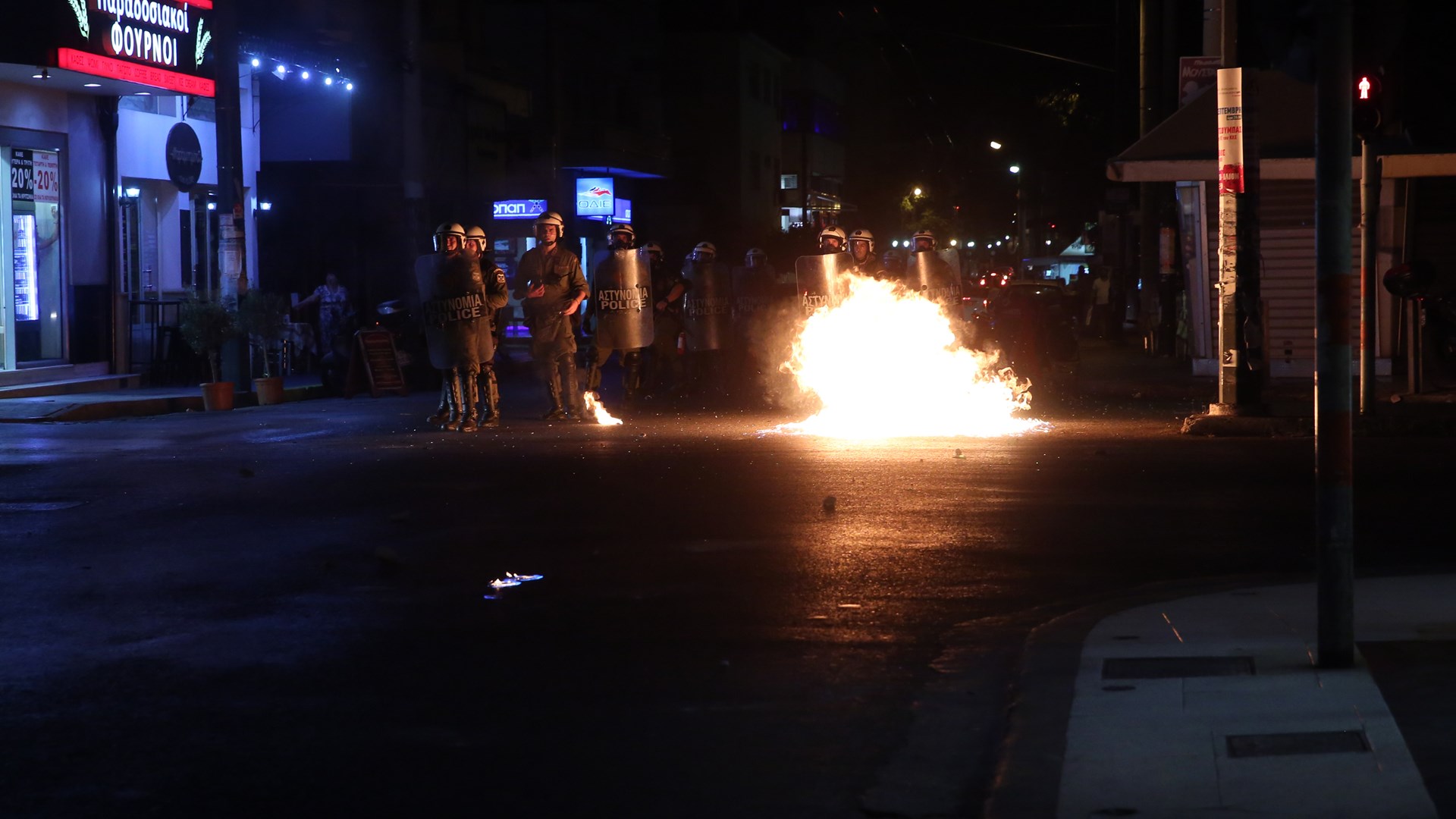 Eπεισόδια στη Δραπετσώνα μετά το τέλος της πορείας στη μνήμη του Παύλου Φύσσα – ΤΩΡΑ