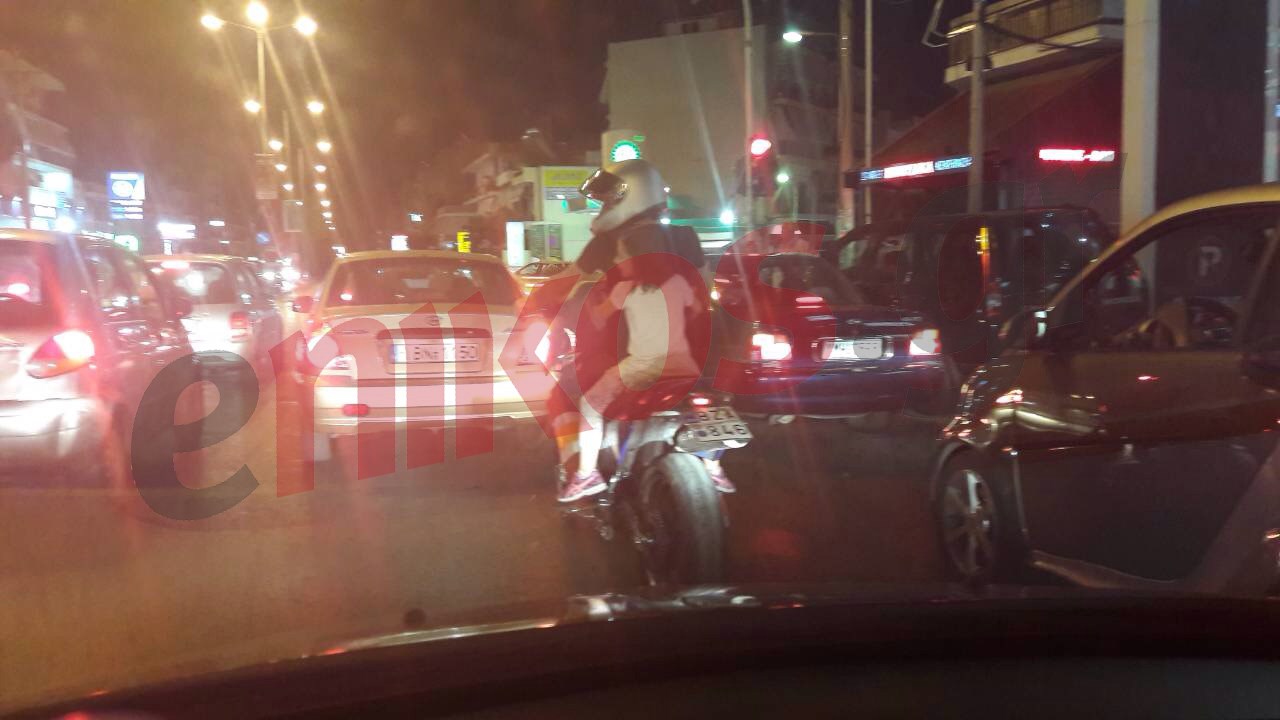 Βραβείο… ανευθυνότητας –  Ο πατέρας φοράει κράνος, το παιδί όχι – ΦΩΤΟ αναγνώστη