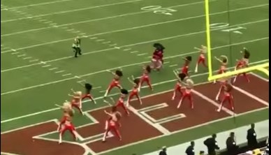 Επική γκάφα: Καμεραμάν έκανε τάκλιν σε… μαζορέτα – ΒΙΝΤΕΟ