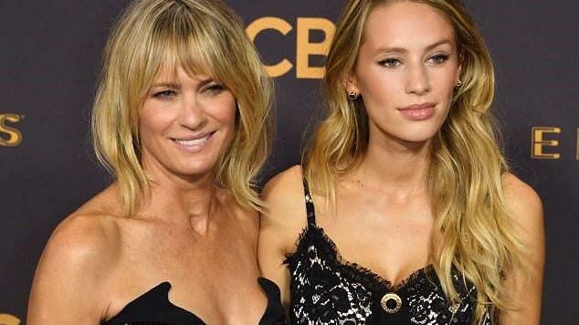 Μάγεψε στο κόκκινο χαλί των Emmy η κούκλα κόρη του Σον Πεν – ΦΩΤΟ