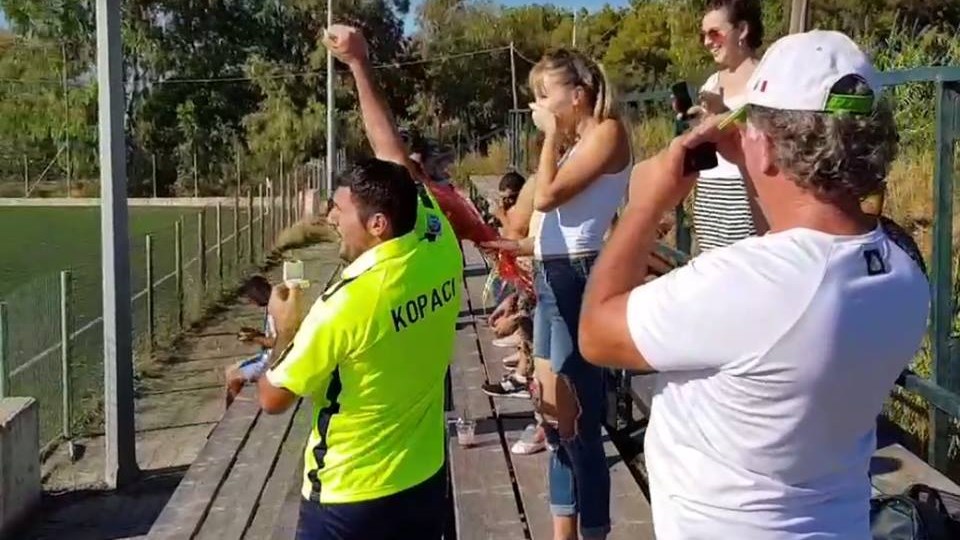 Ποδοσφαιριστής έκανε πρόταση γάμου στη σύντροφο του πριν από τον αγώνα – ΒΙΝΤΕΟ