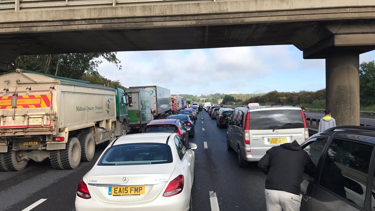 Έκλεισε αυτοκινητόδρομος στη Βρετανία – Εντοπίστηκε ύποπτο αντικείμενο – ΦΩΤΟ – ΒΙΝΤΕΟ