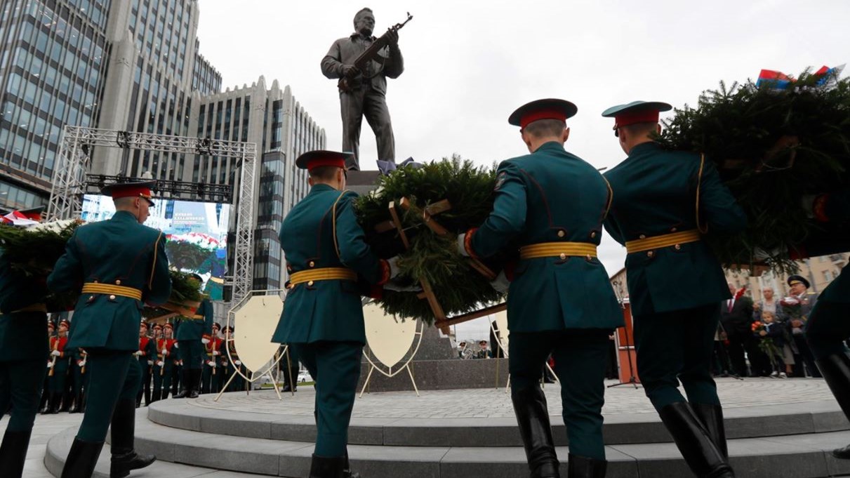 Άγαλμα του εφευρέτη του… Καλάσνικοφ στήθηκε στην Μόσχα – ΦΩΤΟ